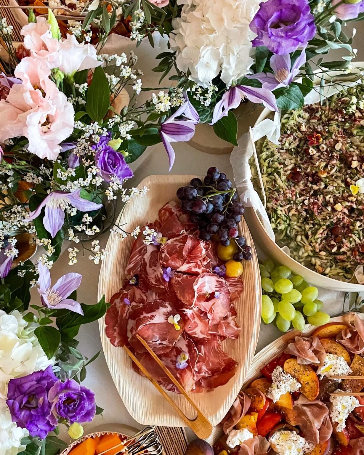 Buffets haut de gamme avec décoration florale luxuriante pour un effet "wahou"
